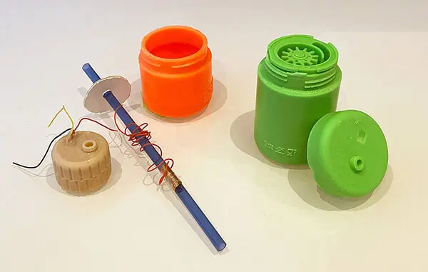 En bild som visar flera olika prototyper från den initiala designfasen till den färdiga produkten.